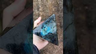 Labradorit pyramida 656g