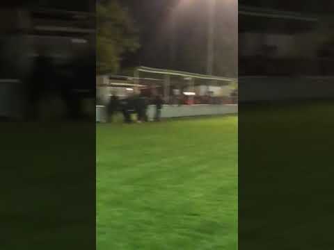 Schiedsrichter geht K.O nach Faustschlag von Spieler