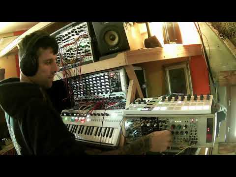 Logic L.F.O aLive Act - L.G.C 135 - Extract - Eurorack Modular - Electric Techno Improvisation