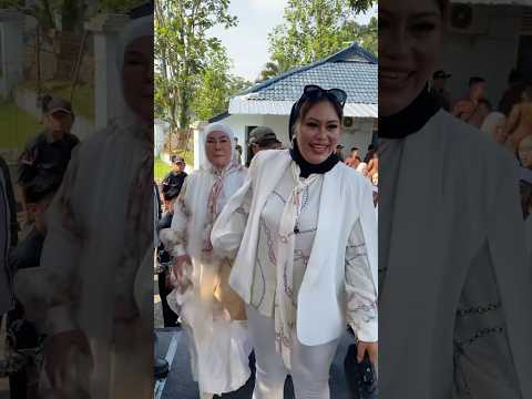 Moment Mamah Lesti Kejora Teh Ita Naik Panggung Nyawer Di Acara Nikahan Abiel Jatnika Yang Viral