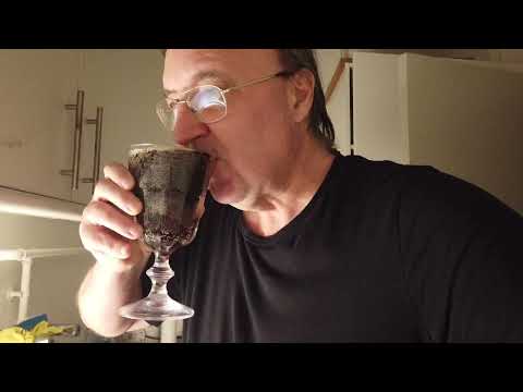 MongoTV_13230 - DRIKKER Glas Kold BILLIG COLA Sent Tirsdag Aften