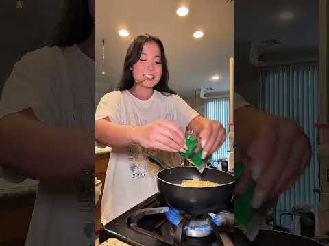 i love that they have vegan options  #shinramen #ramen #nongshim #veganramen #ramenseries