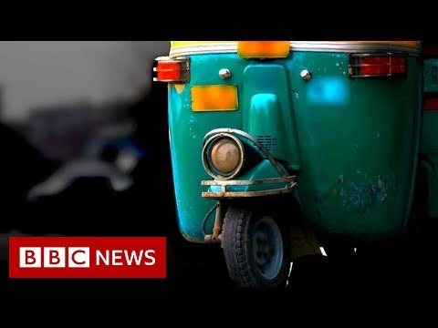 イラクの抗議活動でトゥクトゥクがいかに命を救っているか - BBC ニュース (How tuk-tuks are saving lives in the Iraq protests - BBC News)