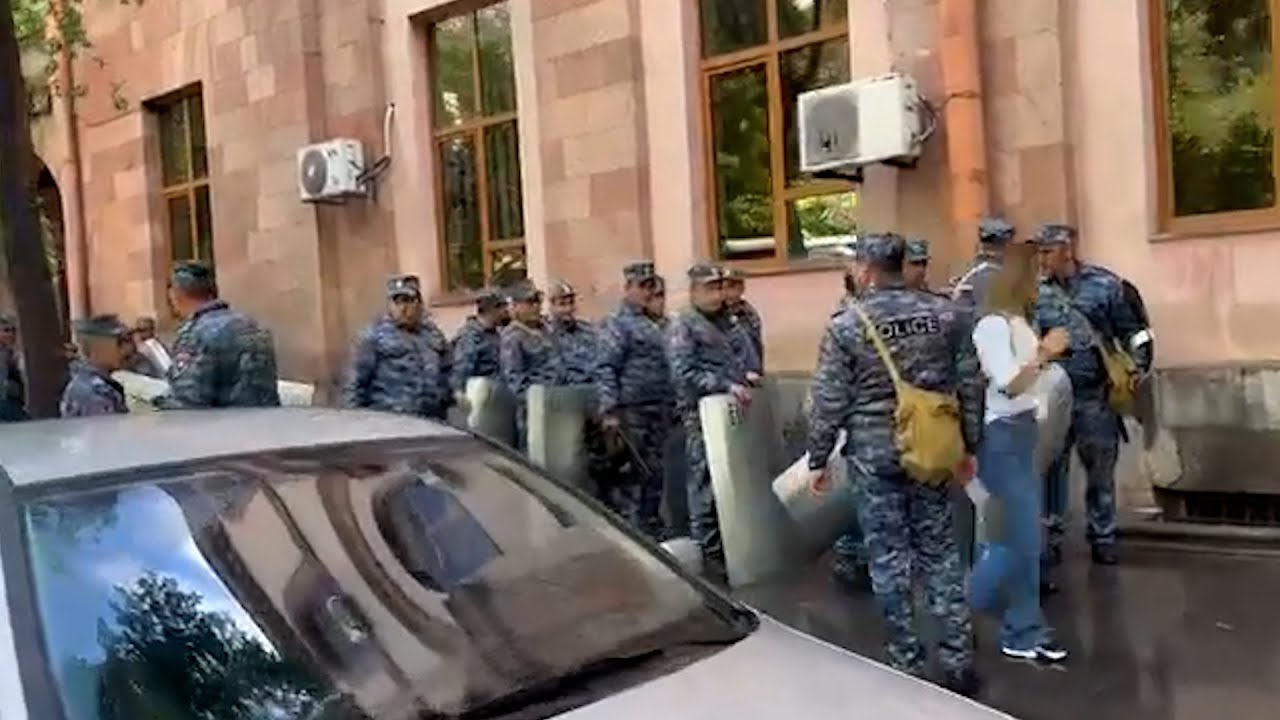 Հազարներով ոստիկաններ են շրջափակել կառավարության շենքը