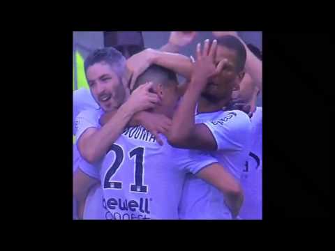 Kevin Monnet-Paquet gets hurt