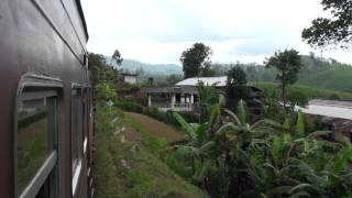 preview picture of video 'Jízda vlakem Train Hatton Haputale přes čajové plantáže (tea fields) - Sri Lanka'
