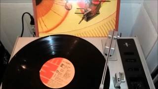 Kate Bush - James and the cold gun