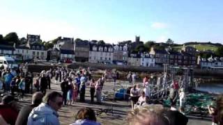 preview picture of video 'P.S. Waverley arriving at Cumbrae greeted by the Millport Pipe Band'