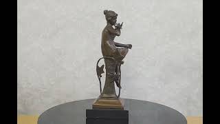 Elegantní socha ženy s ptáky z bronzu