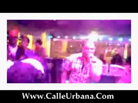 Mca - El Divino - Muevelo Live@Escape