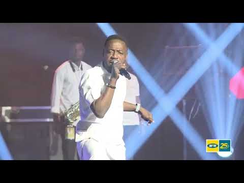 Samini stunned as Foster Romanus mimics him at Samini Experience Concert......