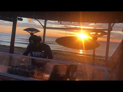 A mixat live, singur pe plajă, în Vama Veche