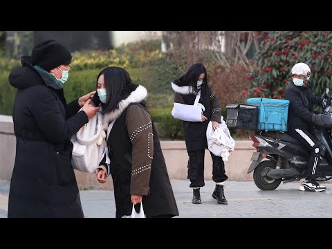 當手臂骨折的女生手機響了，路人跑過來幫她接起了電話