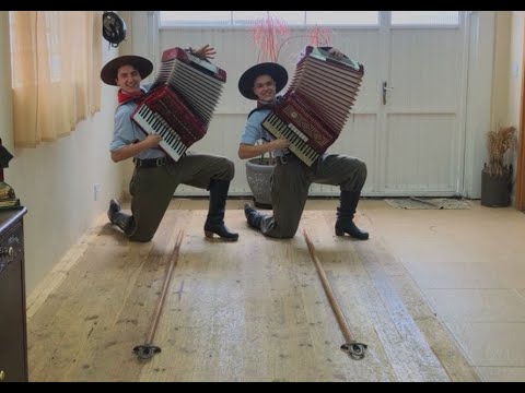 Incrível Gaiteiros tocando gaita e dançam Chula ao mesmo tempo