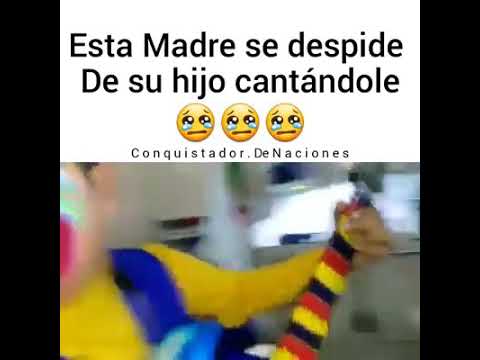 Miren como esta madre llora al despedirse de su hijo  intenten no llorar