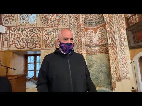 Rama heq këpucët dhe futet në xhaminë e Et’hem Beut në ditën e parë të Ramazanit