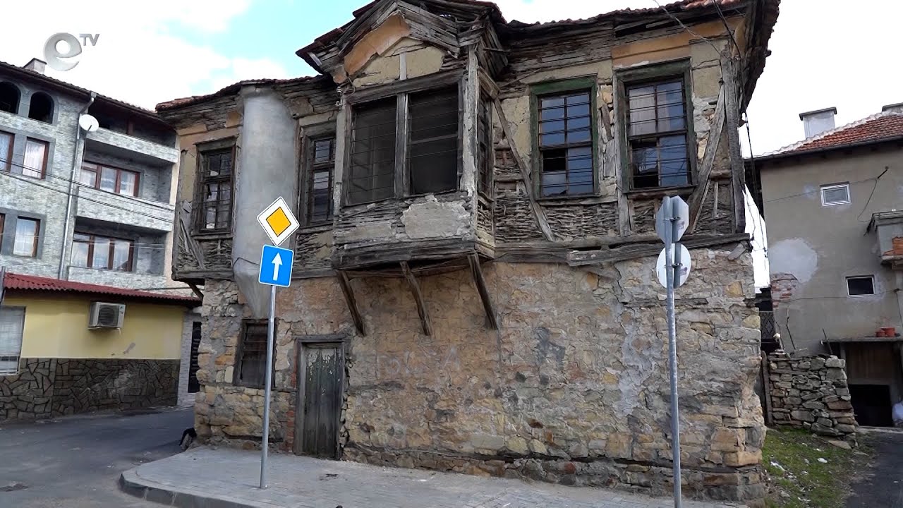 Старите сгради на улица “Климент Охридски“ в Кърджали са все по-опасни