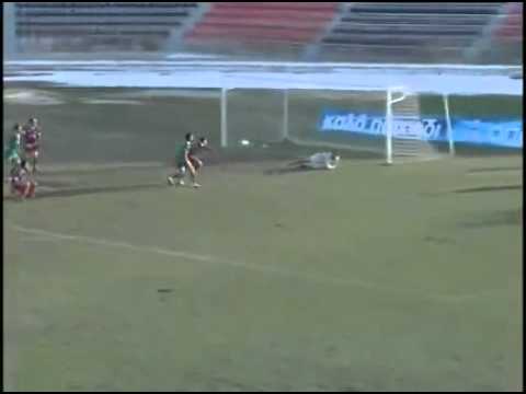 Jogadores acertam a bola na trave mais de 5 vezes