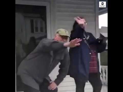 コロナウイルス発生にもかかわらず、70歳の誕生日を迎えた男性が第一応答者のおかげでお祝いしています｜ABCニュース (Man celebrates 70th birthday despite coronavirus outbreak thanks to first responders | ABC News)