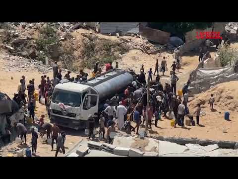 Gaza City, in coda per una cisterna d'acqua: la carestia è estrema