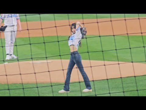 QWER 쵸단 kt wiz 시구 260816 직캠 4k by reBIrth