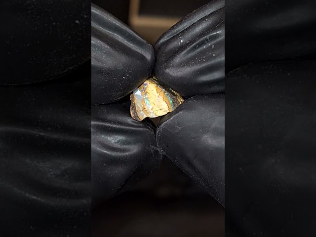 حجر بولدر اوبال خام طبيعي تحفة للاقناء او الاهداء