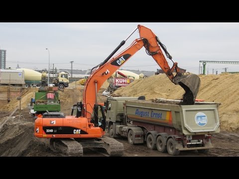 Bagger CATERPILLAR 324D belädt einen Laster - Soeren66