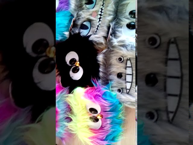 Vídeo relacionado con Back2Fun - Monedero Peluche, Tamaño 95 x 95 x 60 mm, Tirador metálico, Cierre Cremallera, Porta Monedas con Llavero, Material poliéster con Tacto Peluche, Detalles Bordados, Diseño Gato