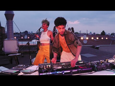 James Fish feat AfroOankali - "Facets" Live in Berlin