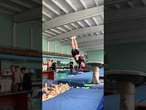 Втік гарно 😅😂😂 #gymnast #sport #україна #акробатика #сальтоназад