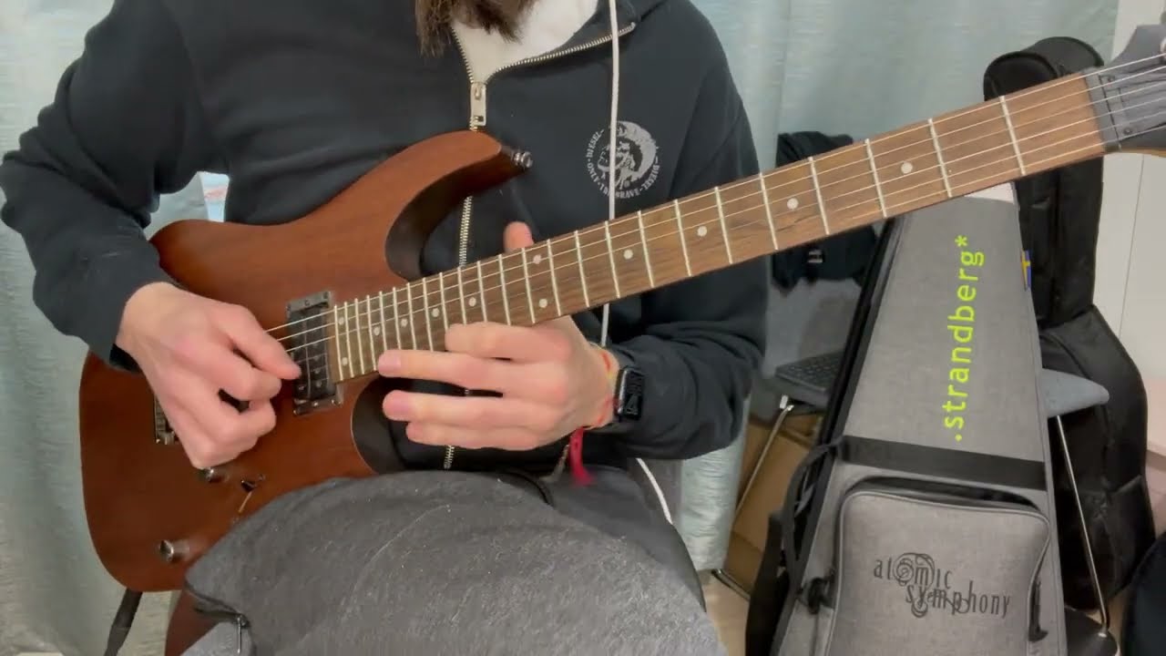 Roberto Barlocci playing a whole tone shred lick on electric guitar