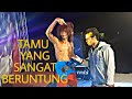 TAMU YANG BERUNTUNG MENEMUI GUS JAVAR (GUESTS ARE LUCKY TO FIND GUS JAVAR) TAMU YANG BERUNTUNG MENEMUI GUS JAVAR (GUESTS ARE LUCKY TO FIND GUS JAVAR)