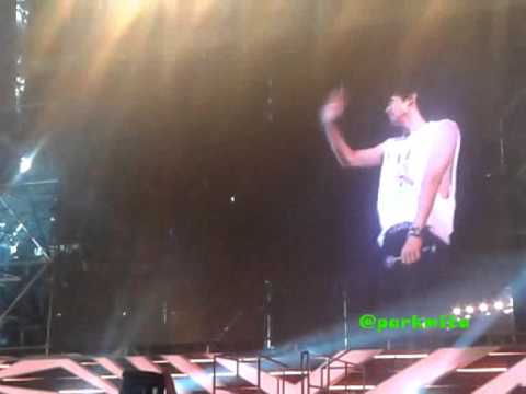 [FANCAM] 120922 SMTOWNINA Hyuk's Waving