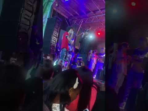 Mozart La Para Improvisando Con Fanatico Live Clip I DUVM DEMBOW