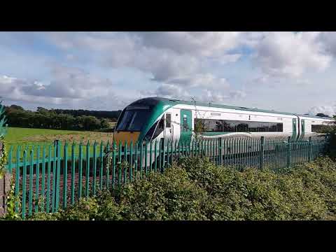 Irish Rail: InterCity Railcar 22220 leaving Athenry on a service to Athlone (28/6/22)