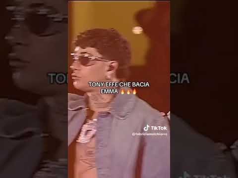 TONY EFFE BACIA EMMA DURANTE IL CONCERTO