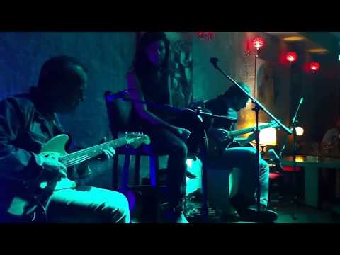 Γρήγορα να γυρίζεις πίσω - Σεμέλη Παπαβασιλείου