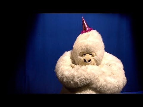 Bauchredner Benjamin Tomkins auf dem roten Sofa