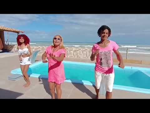 clip cerveja na mão pirulito na boca