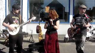 World of Stone speelt Kill a Kitten (cover van Stephen Lynch) buiten op het Hillegom kunst weekend