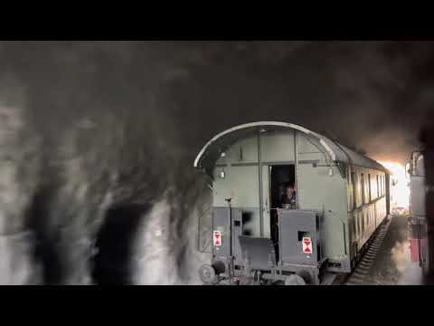 Epic parallel driving of steamlocomotives with traindrivers handshake! Epische Dampflokparallelfahrt