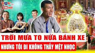 Gia đình đội mưa đi 300km xuyên 3 tỉnh suốt 7 ngày theo hành trình chiêm bái Xá lợi Đức Phật