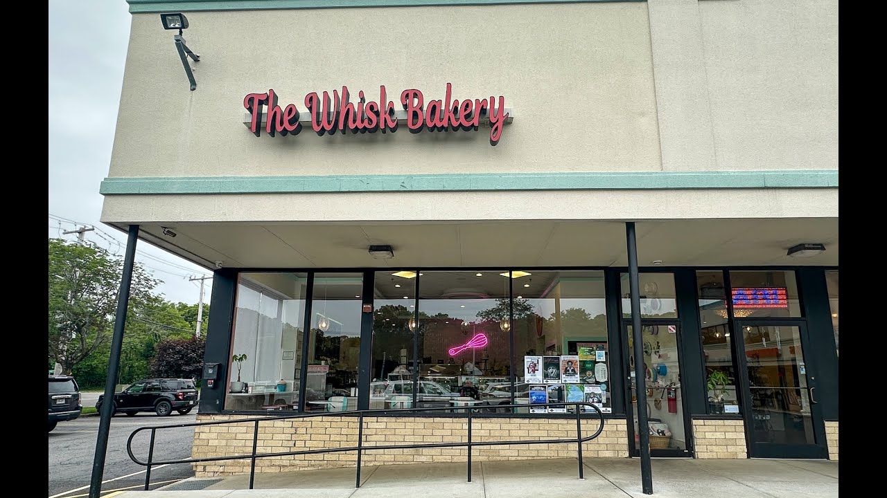 Whisk Bakery of Smithtown Rainbow Crumb Cake Review