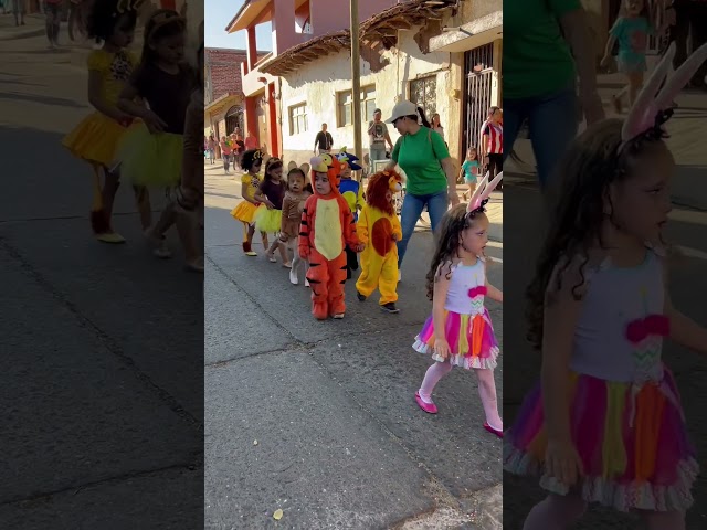 Vídeo relacionado con Funidelia | Disfraz de piloto de aviones para niño Avión, Original y Divertido, Profesiones - Disfraz para niños y divertidos accesorios para Fiestas, Carnaval y Halloween - Talla 10-12 años