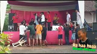 Download lagu nyanyiin lagunya yeni inka suami joget di amuk istrinya. malah di lempar dari panggung mp3 Download lagu nyanyiin lagunya yeni inka suami joget di amuk istrinya. malah di lempar dari panggung mp3