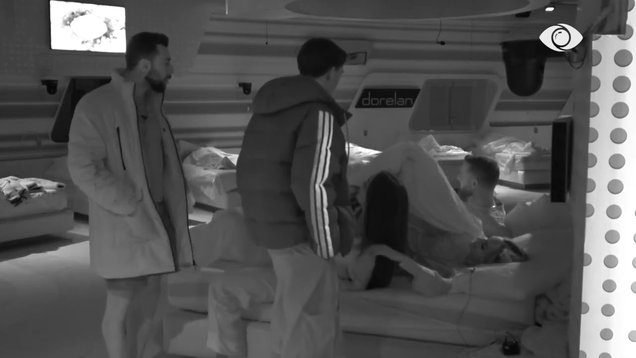 “Sa do doja të isha në vendin e …”/ Armela shtrihet në krevat me Selin dhe Mirin, ju bashkohen Angelo dhe Juxhini