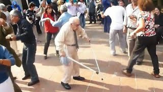 Anciano Solprende bailando  break dance-Old man Surprising dancing break dance - Dr. Tops