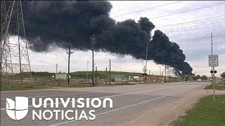 Incendio afecta a un depósito de petróleo cerca de Houston, Texas.