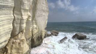 preview picture of video 'Rosh Hanikra (the border between Israel and Lebanon) - a stormy sea and a breathtaking view'