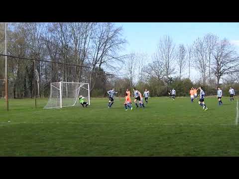 1. Jathu controleert voorzet perfect maar stuit dan op de keeper.